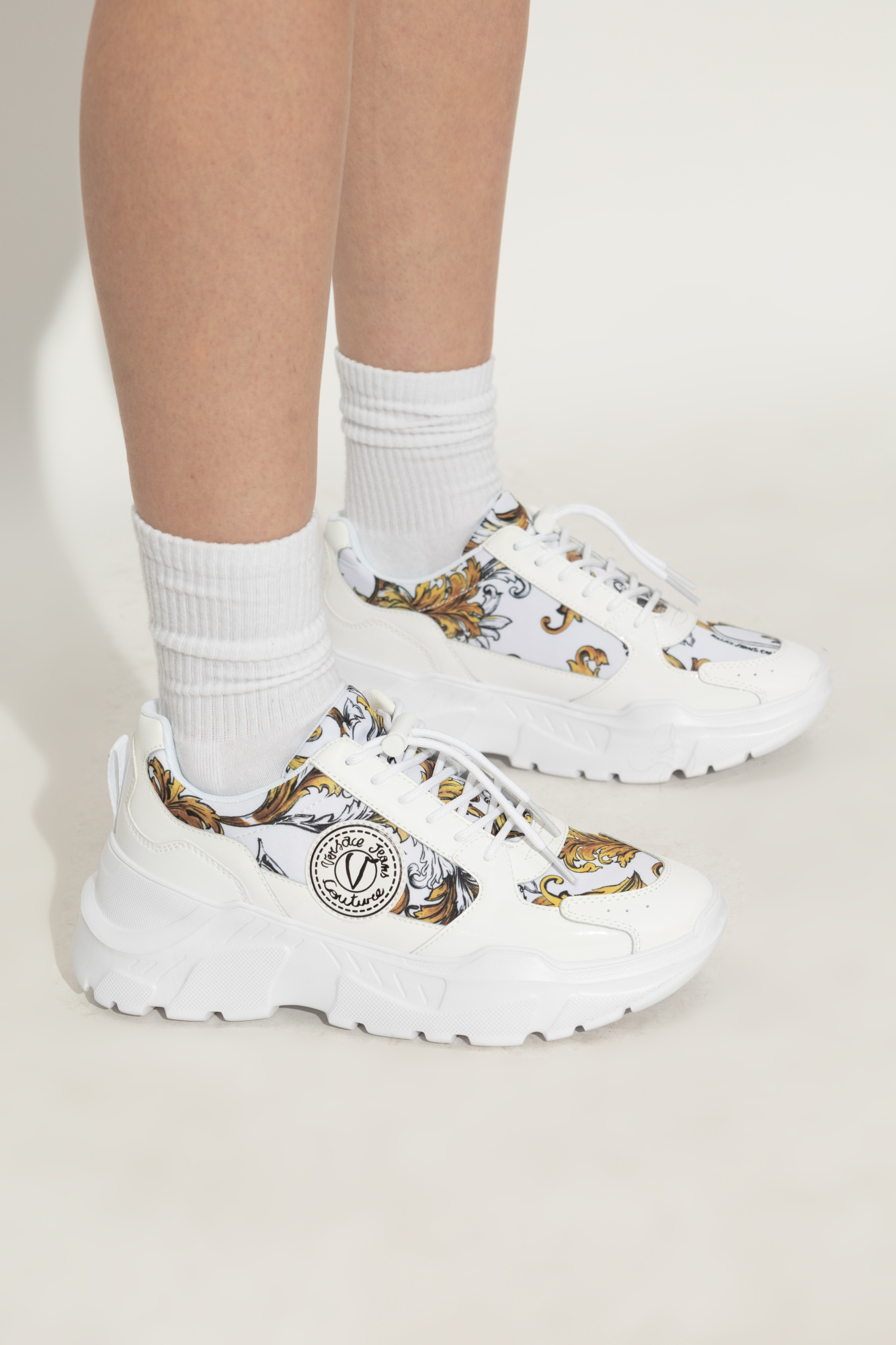 スニーカー VERSACE JEANS COUTURE Woman Sneakers White 78VA3SC7ZSC60 G03 White Sneakers with barocco print Versace Jeans Couture